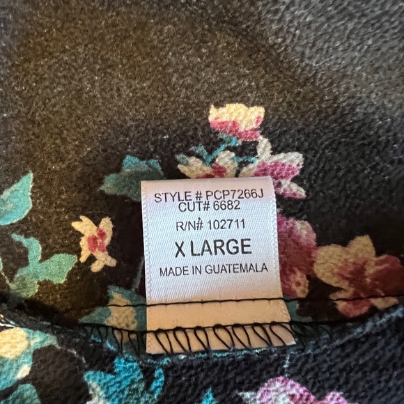 GIBSONLOOK Gibson Stretch Crepe Split Neck Sleeveless Blouse - Picture 4 of 4